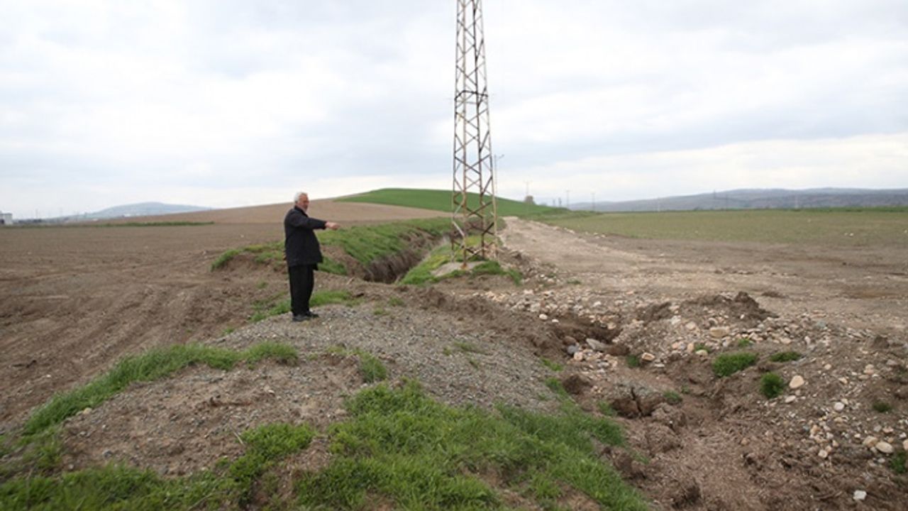Deprem tarım alanlarında kayma ve yarıklar oluşturdu