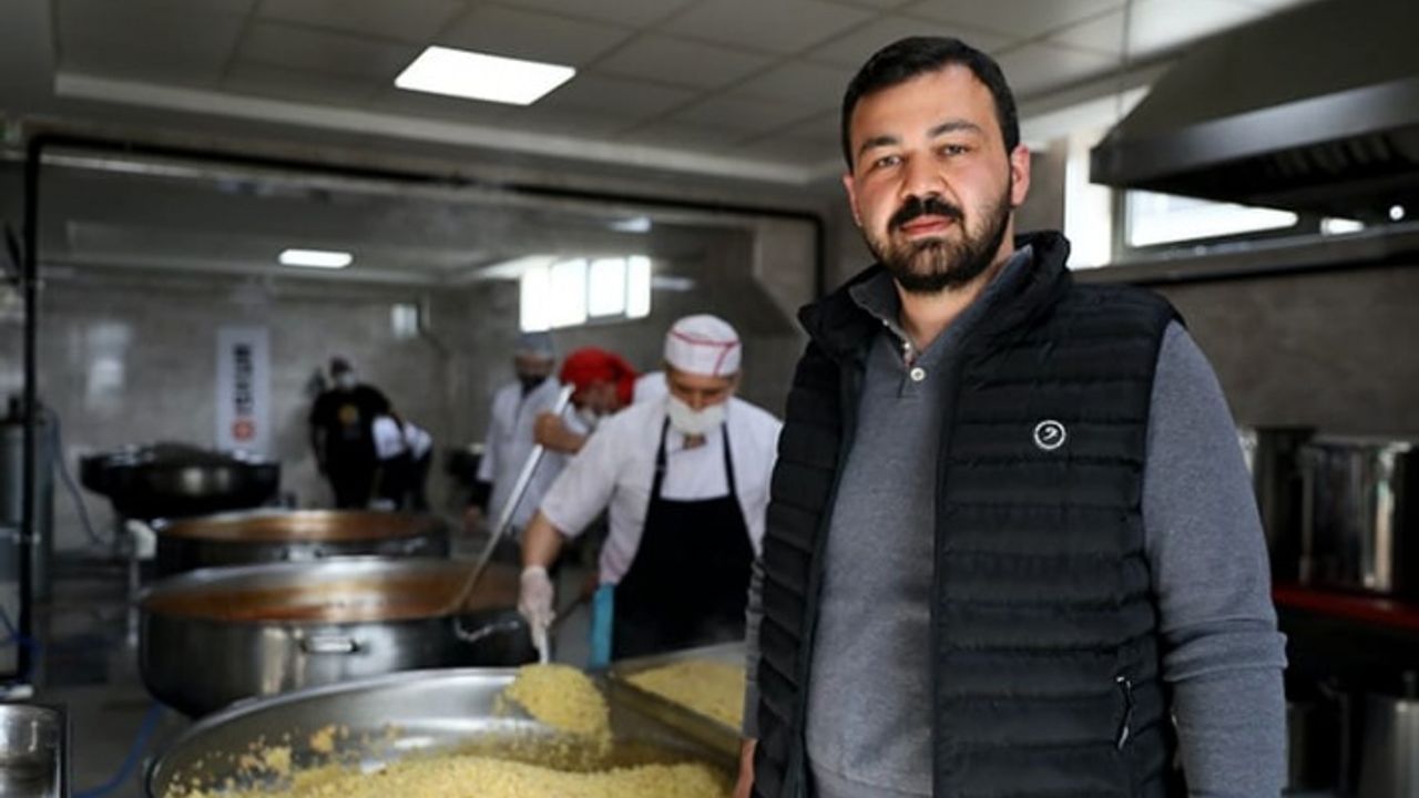 Sağlam kalan mutfağında 23 bin kişiye yemek çıkarıyor
