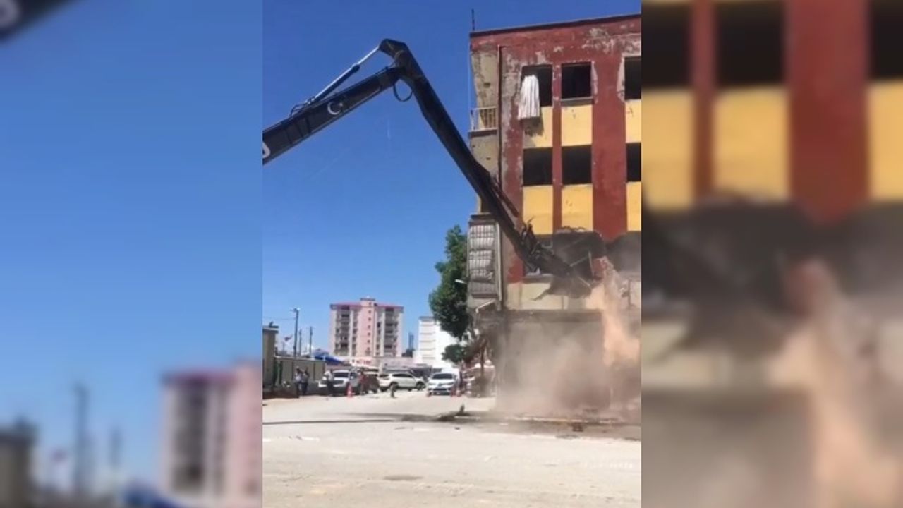 Depremde, yıkım ekiplerinin çalışma yaptığı ağır hasarlı bina da çöktü
