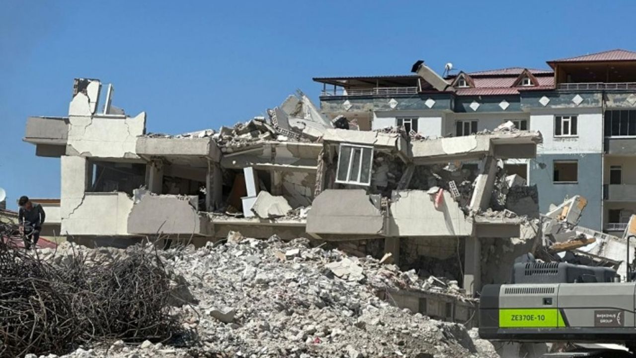 Elbistan’da artçı sarsıntı hasarlı binayı yıktı