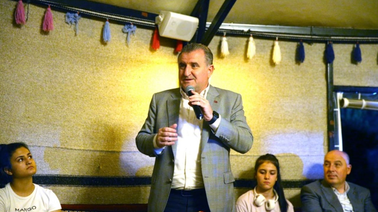 Gençlik ve Spor Bakanı Bak,  gençlerle buluştu
