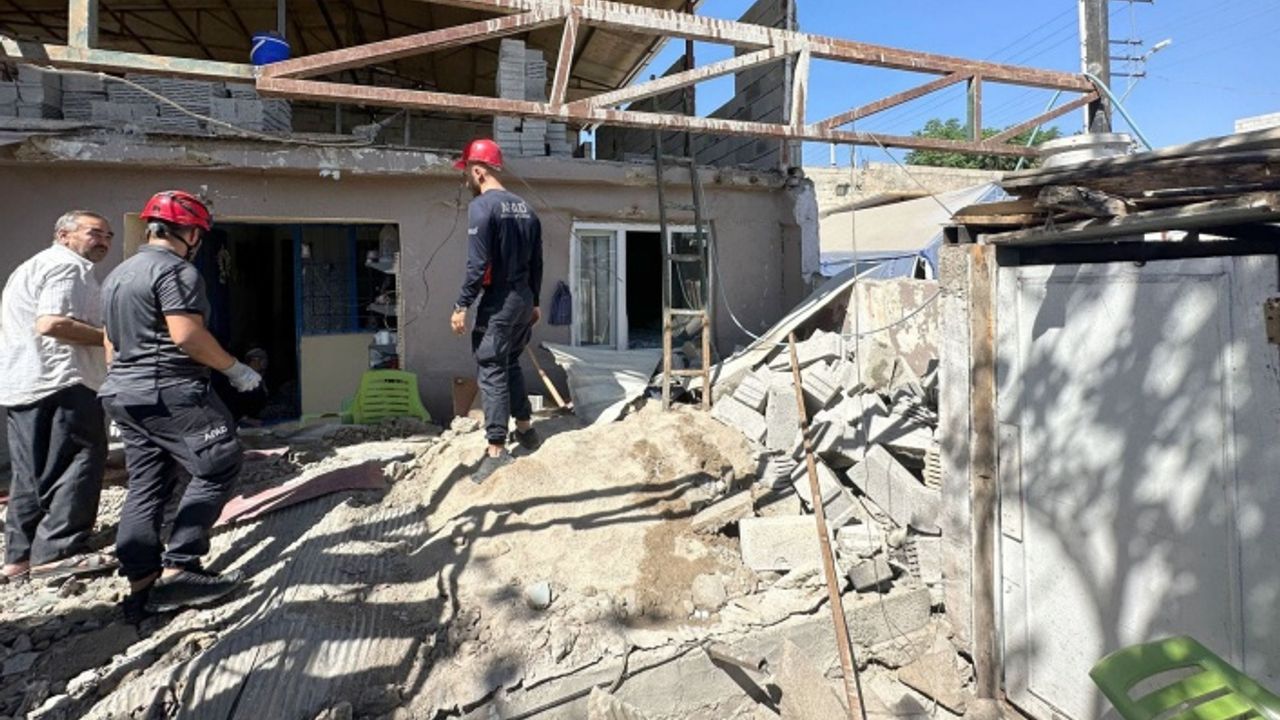 Hasarlı binanın çatısının altında kalan 3 kadından biri öldü