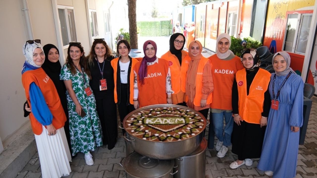 KADEM, Kahramanmaraş’ta depremzedelere aşure ikram etti