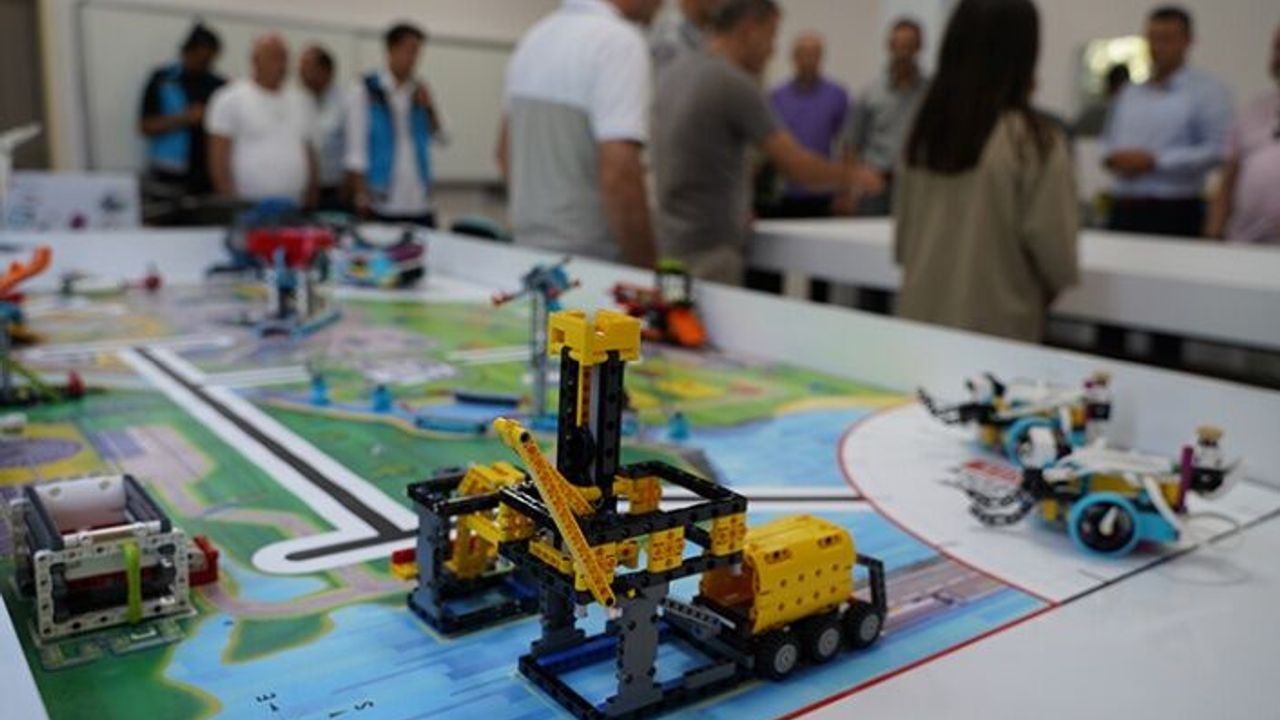 Afetzede öğrenciler için robotik kodlama atölyesi açıldı