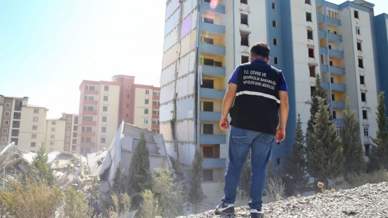 Ağır hasarlı 11 katlı bina patlayıcı yardımıyla yıkıldı