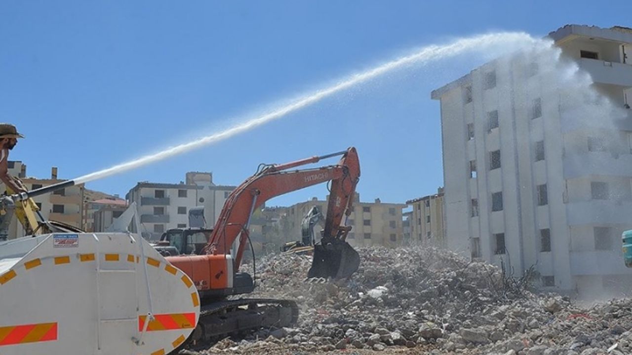 Ağır hasarlı binaların yıkımı sürüyor