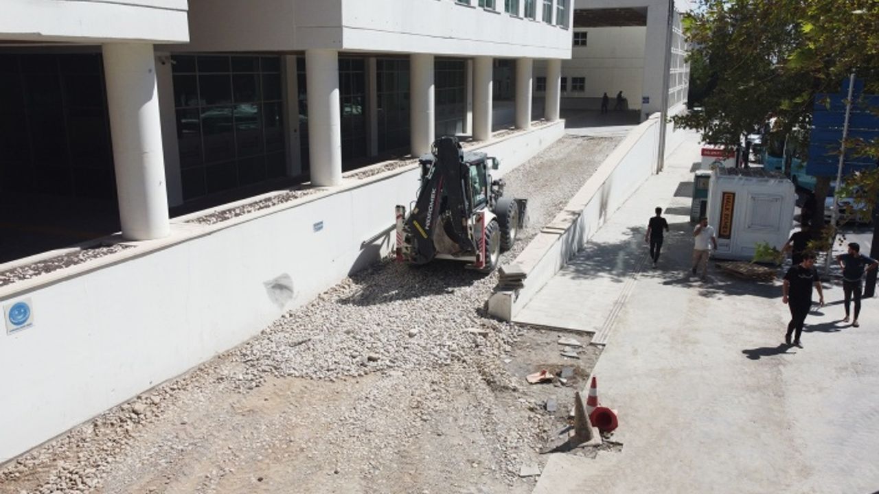 Büyükşehir, Azerbaycan Bulvarı’nda yürüyüş yollarını yeniliyor