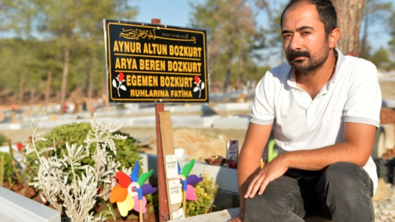 Depremde kaybettiği ailesinin mezarına hediyelerle geliyor