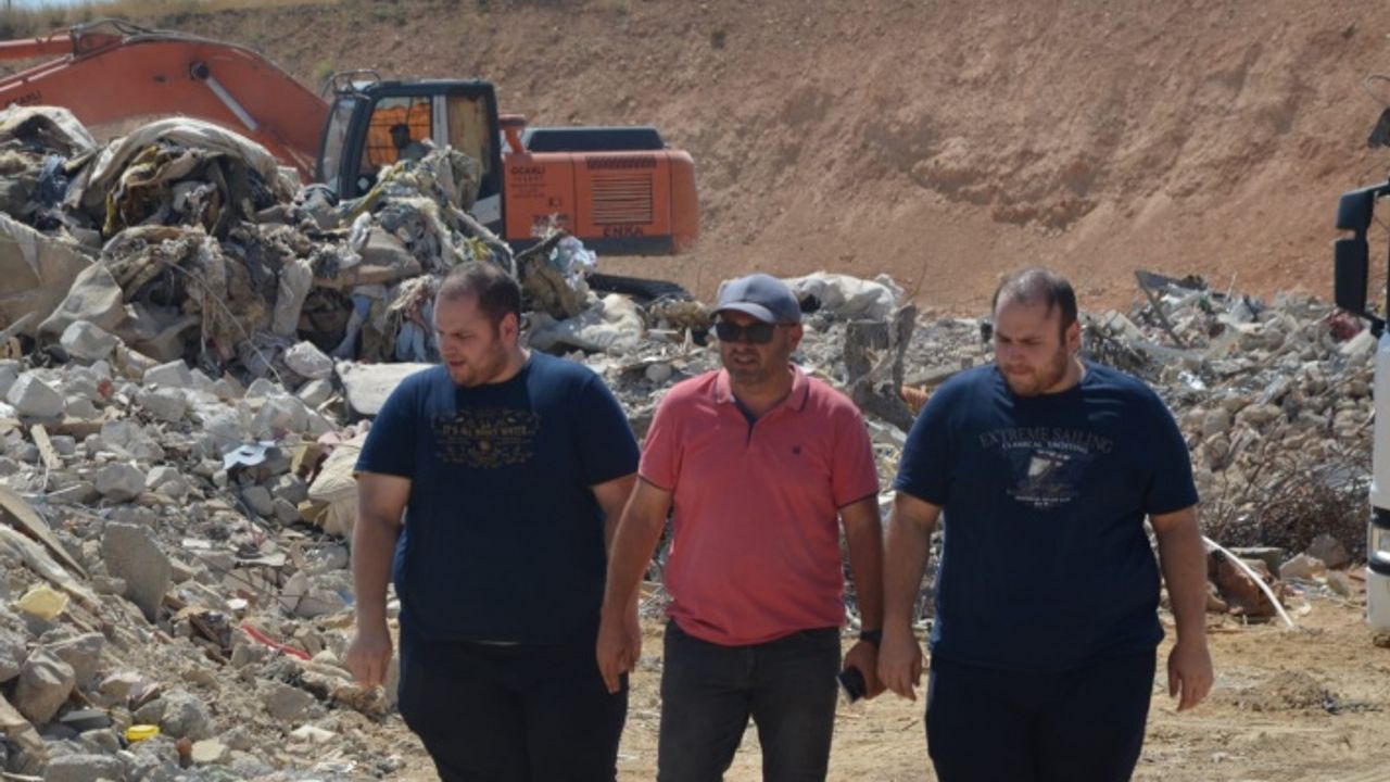 Depremzede ikizler yıkıntılar arasında anılarını arıyor