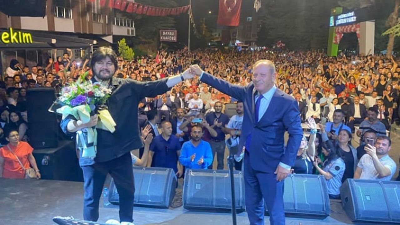 Ereğli Belediyesi Şehitler Parkı Ahmet Şafak konseriyle açıldı
