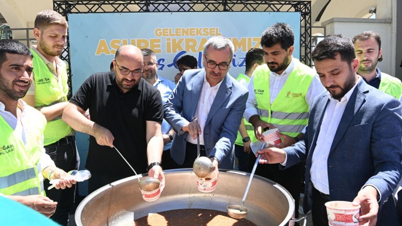Güngör, vatandaşlara aşure ikramında bulundu