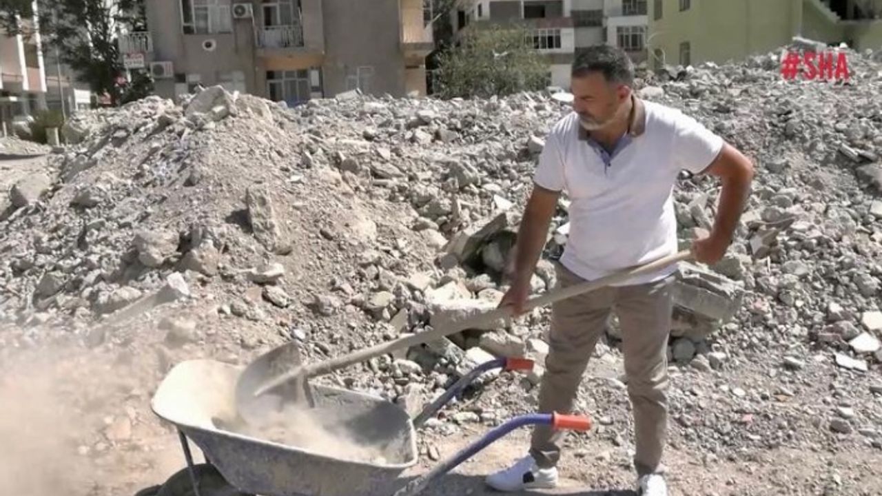 Haber spikeri mikrofonu bırakıp moloz taşıdı