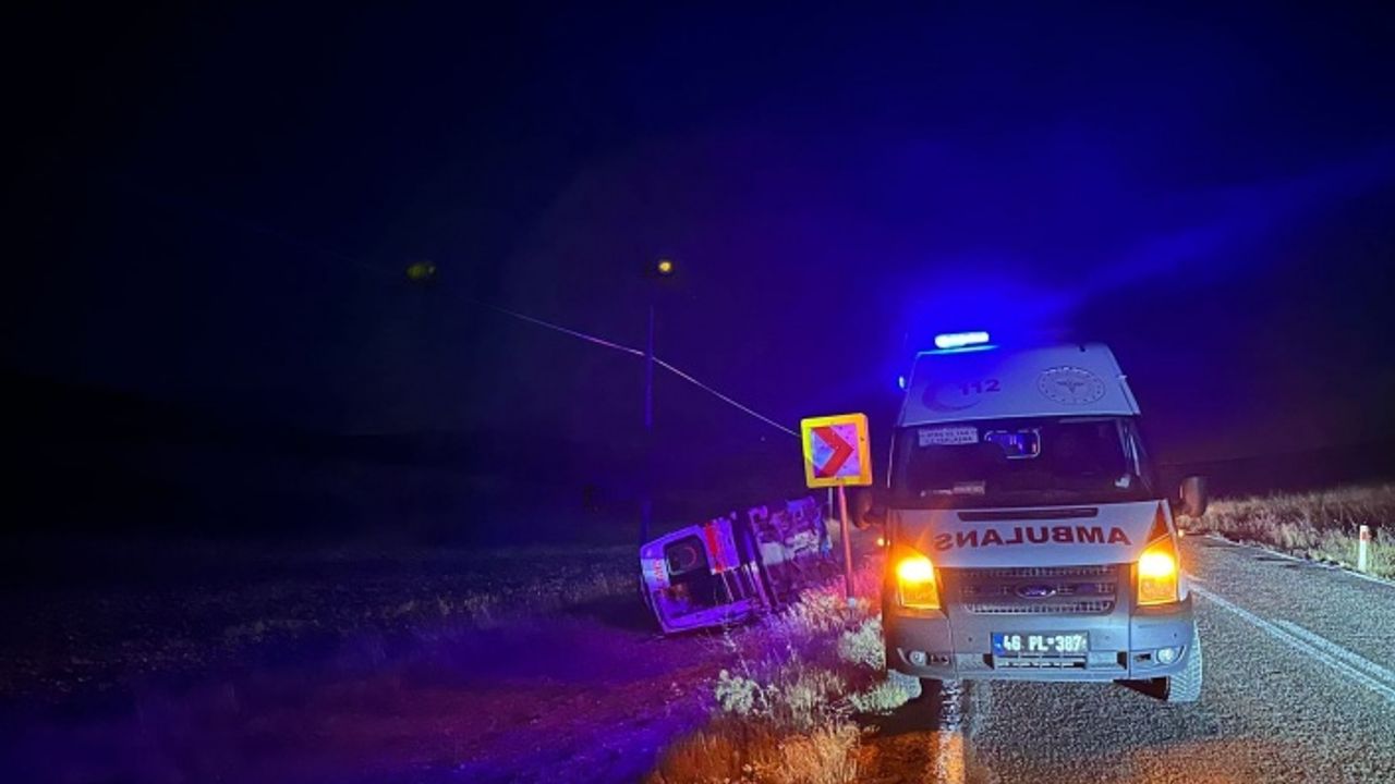 Hasta taşıyan ambulans devrildi:  5 kişi yaralandı