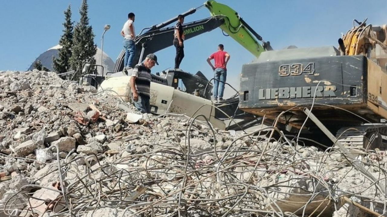 İş makinesi yıkım sırasında enkaz altında kaldı