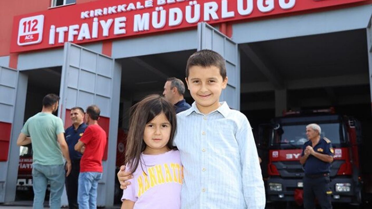 Kendilerini enkazdan çıkaran itfaiye personeliyle buluştu