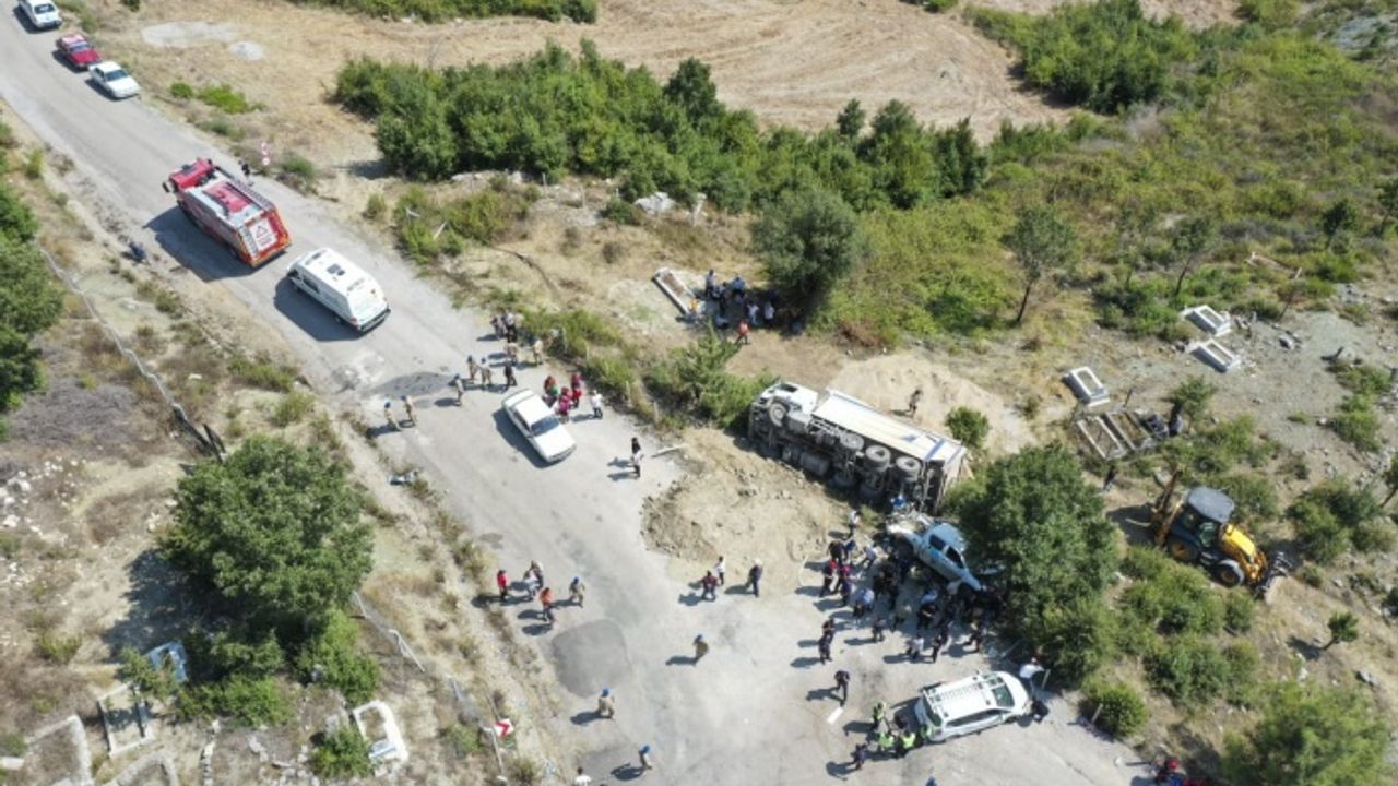 Fireni boşalan kamyon cenaze için toplanan kişilerin arasına daldı
