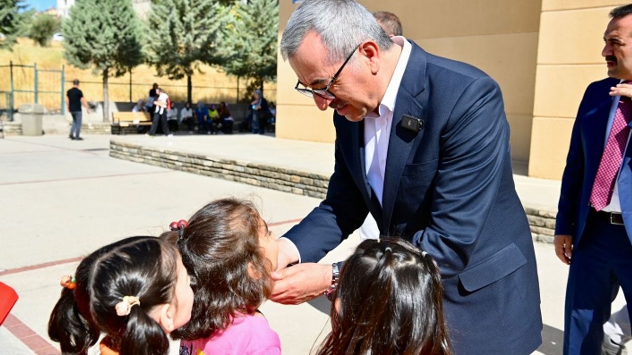 Güngör, çocukların yeni eğitim dönemi heyecanına ortak oldu