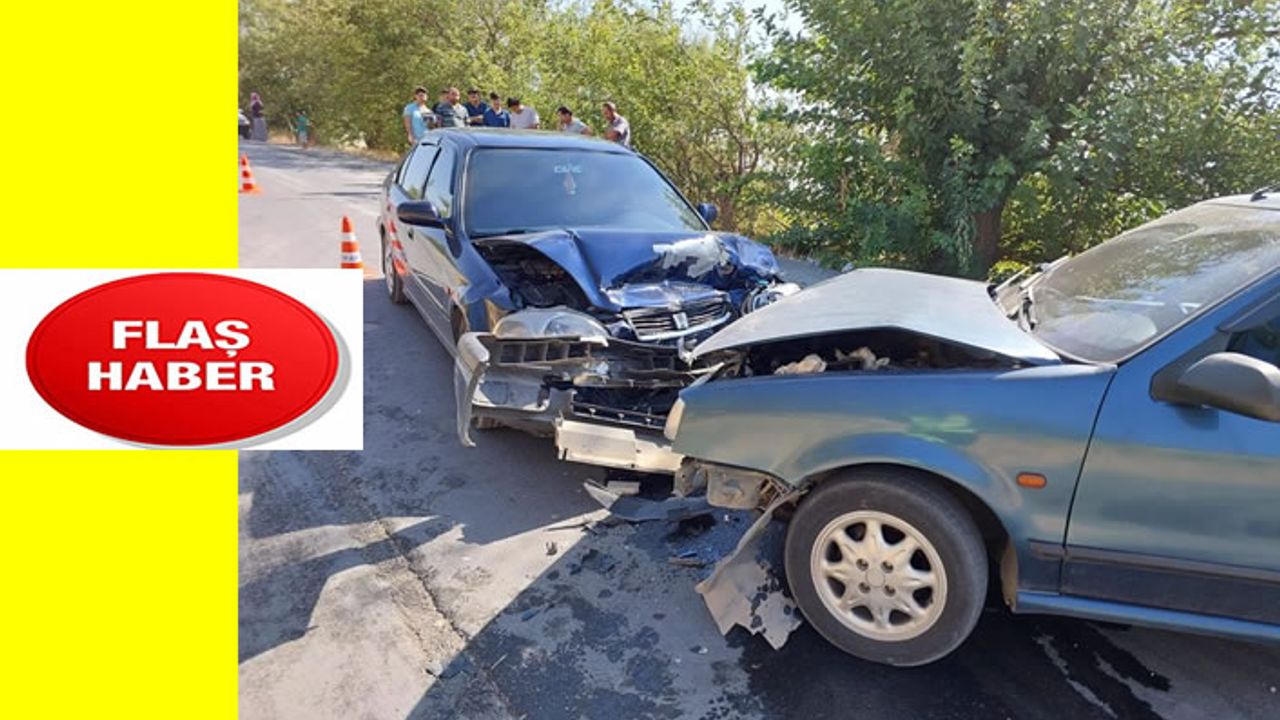 İki otomobil kafa kafaya çarpıştı: 4 kişi yaralandı