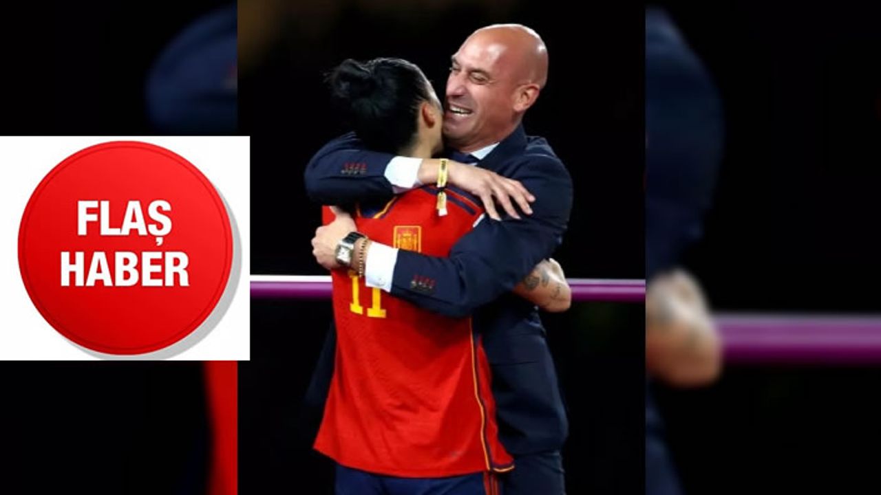 Kadın futbolcuyu dudaklarından öpen Başkan istifa etti