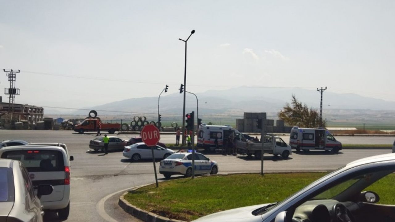 Kontrolü kaybolan otomobil orta refüje çarptı