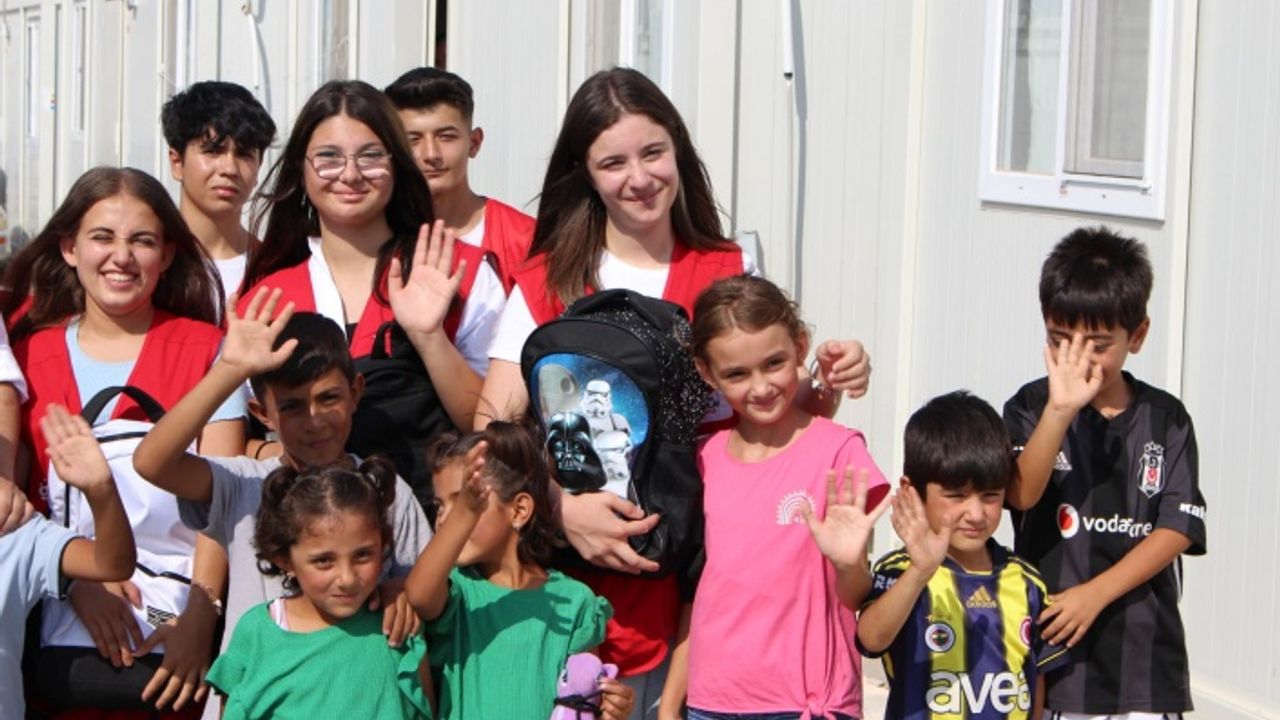 Türk Kızılay Pazarcık’ta depremzede çocuklara kırtasiye seti dağıttı