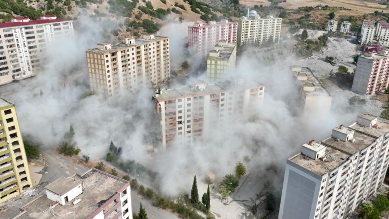Depremlerde ayakta kalan binayı patlayıcı da yıkamadı