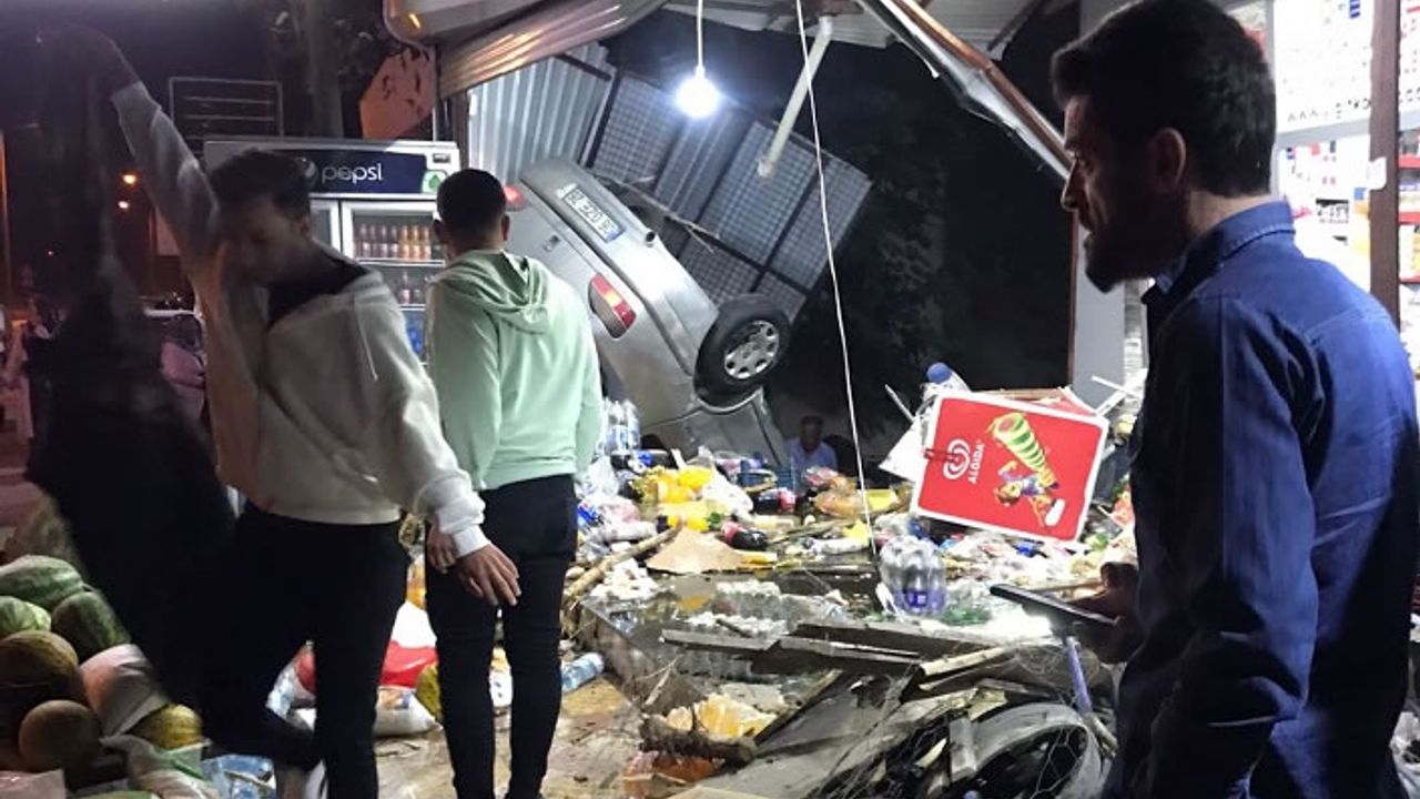 Otomobil markete daldı: 3 yaralı