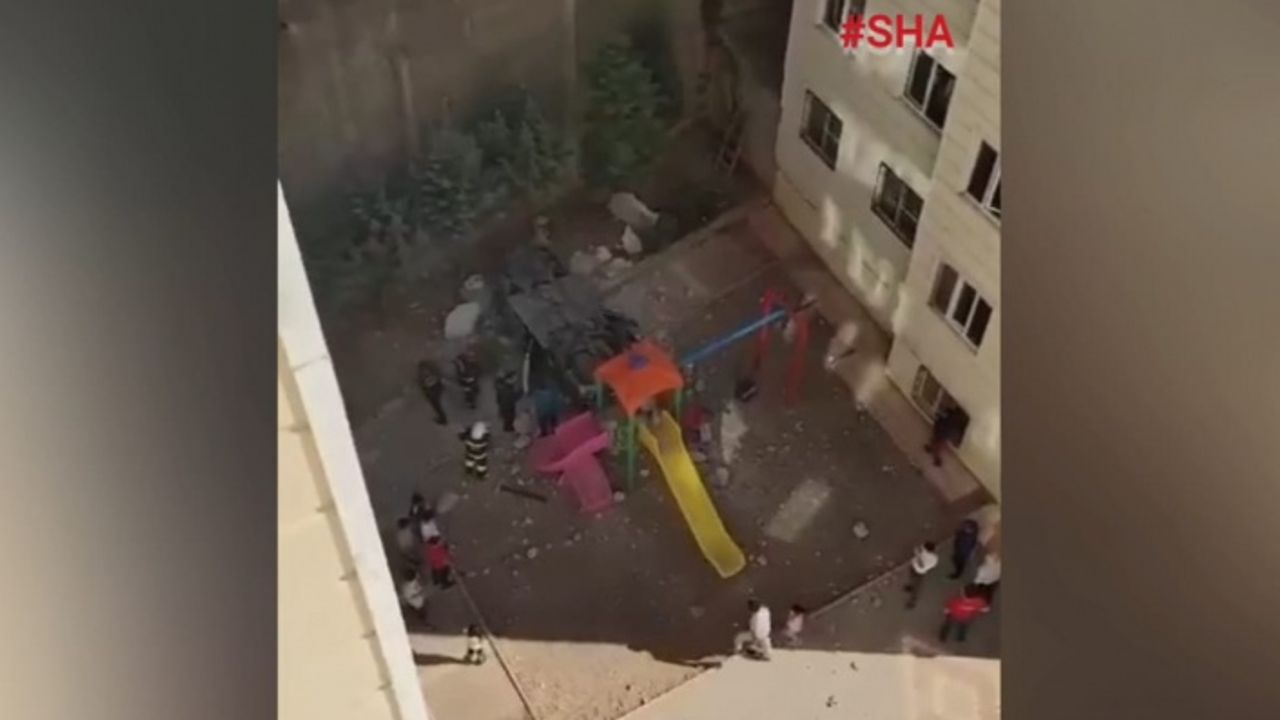 Otomobiliyle 10 metre yükseklikten oyun alanına düştü