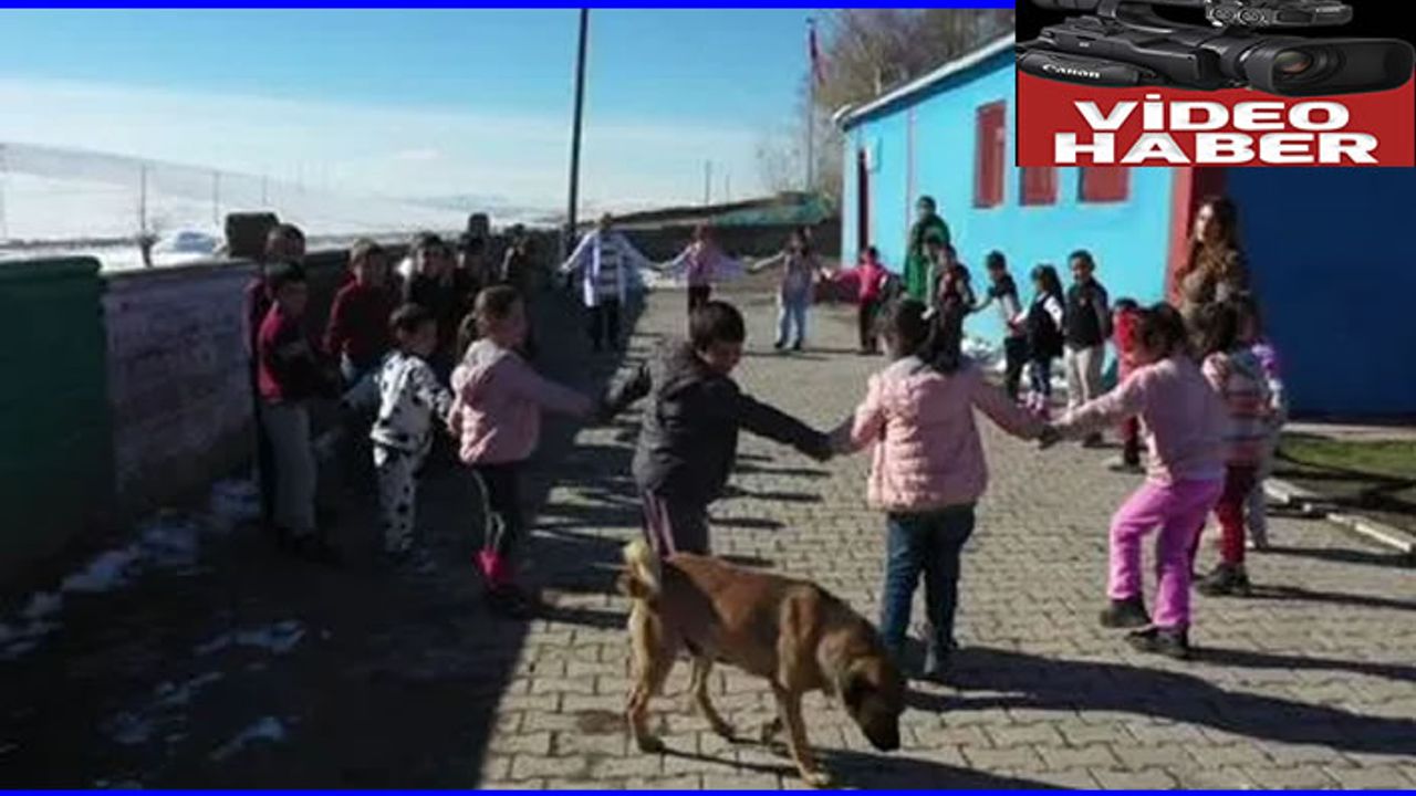 3 kadın öğretmen sınıflarında soba yakıp öğrencilerini karşılıyor