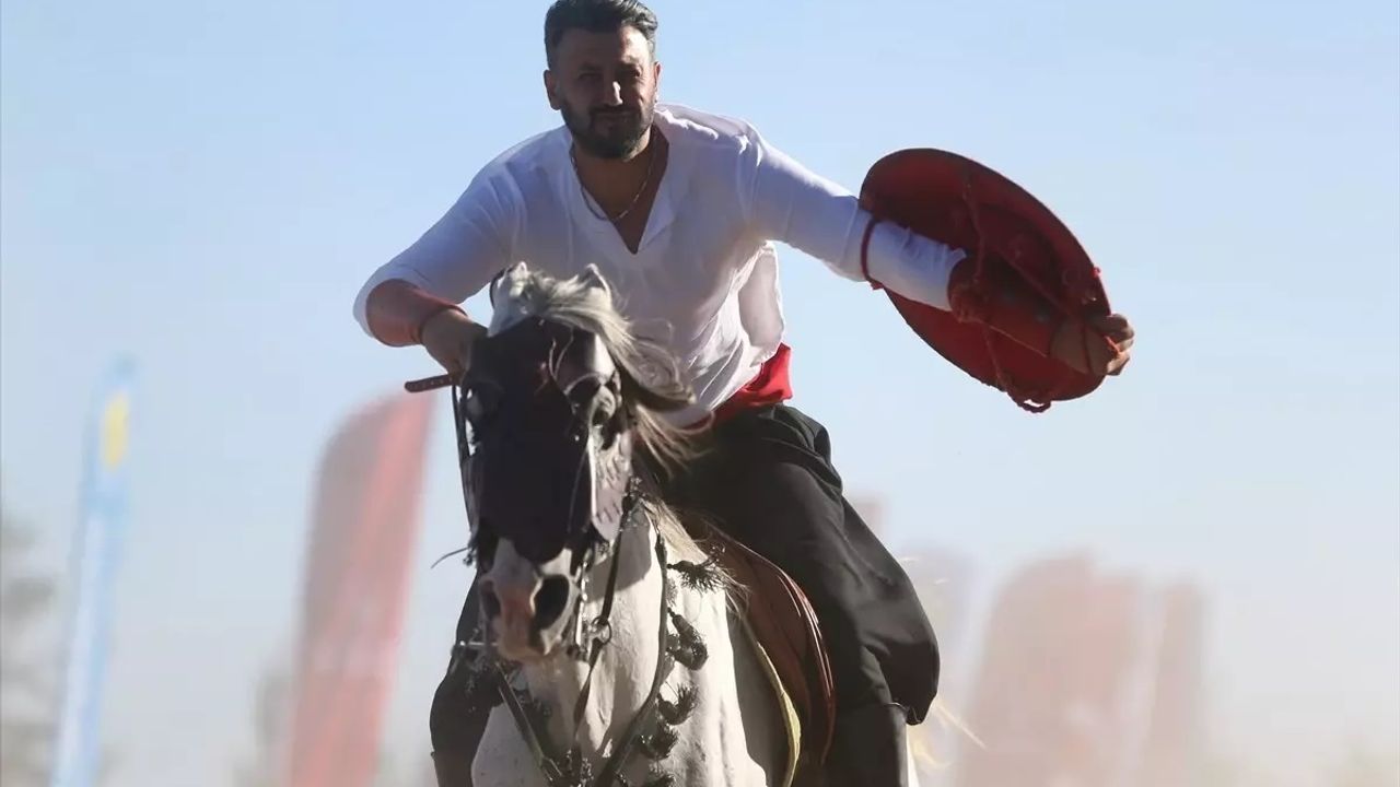 Depremzede Gençler İçin Atlı Gösteri Düzenlendi