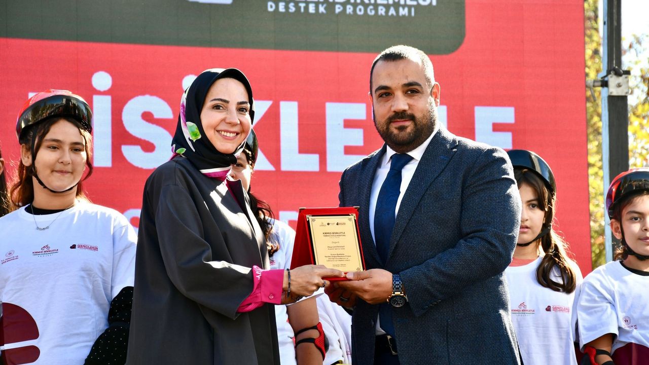 Hayırsever İş İnsanı Mesut Şahinkanat’a Anlamlı Plaket