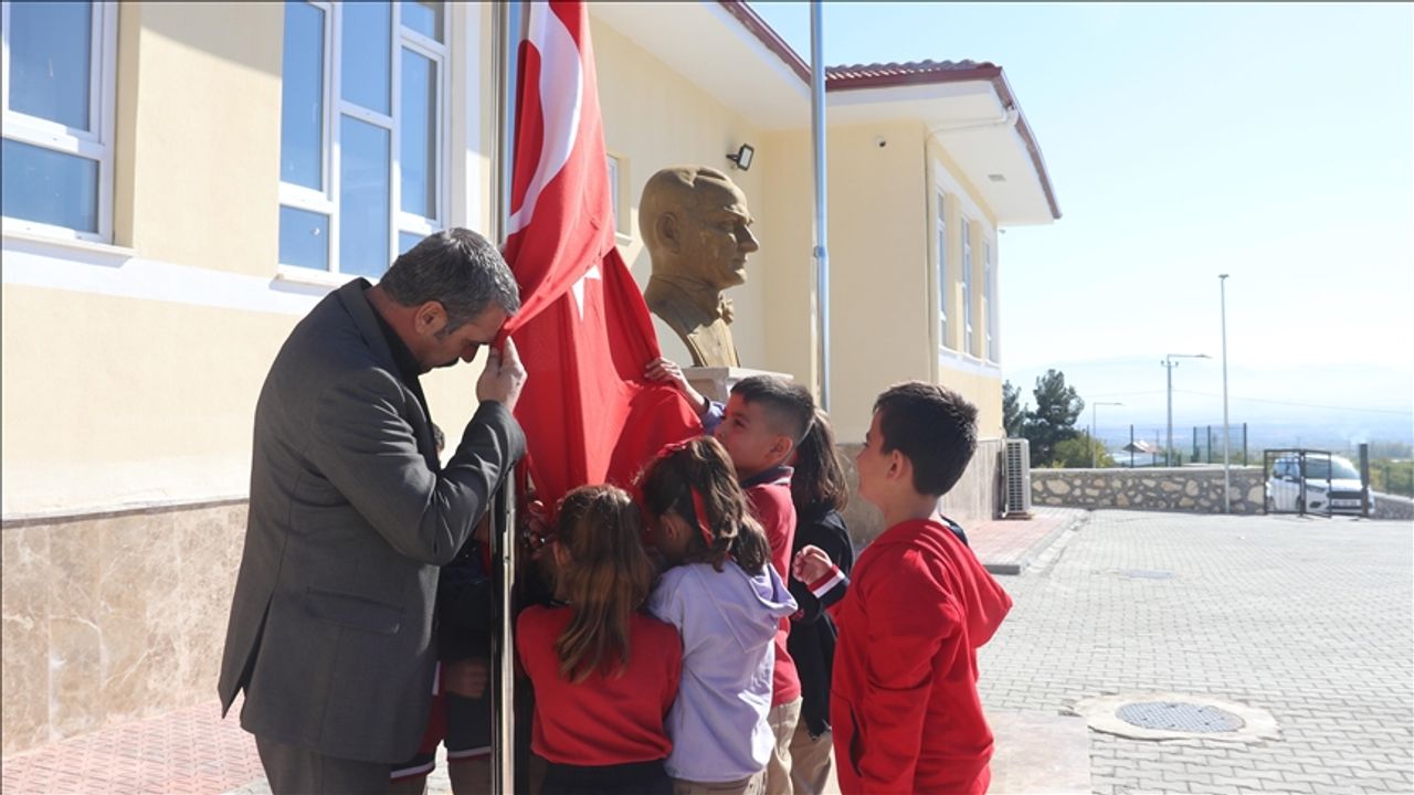 Öğrencilerin "vatan ve bayrak" sevgisi yürekleri ısıttı