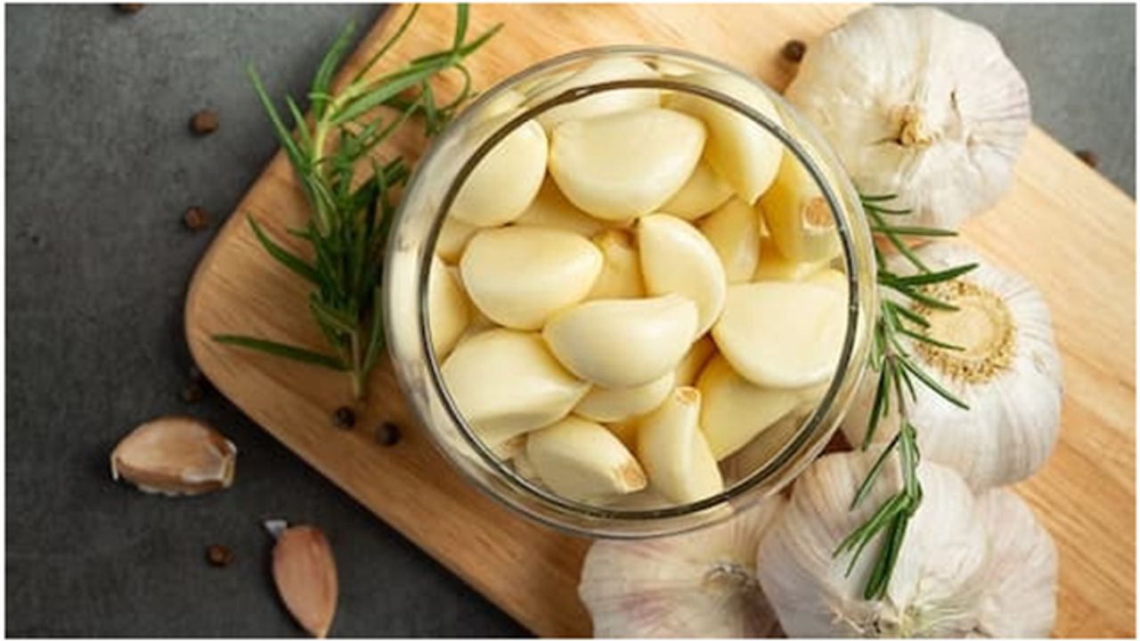 Sarımsağı böyle yemeyi deneyin.. Kötü kolesterolünüz hızla düşecek!