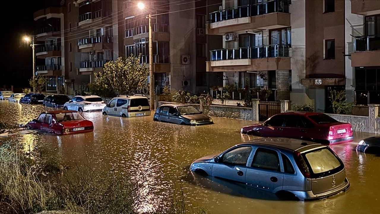 Bergama ilçesinde sağanak hayatı olumsuz etkiledi