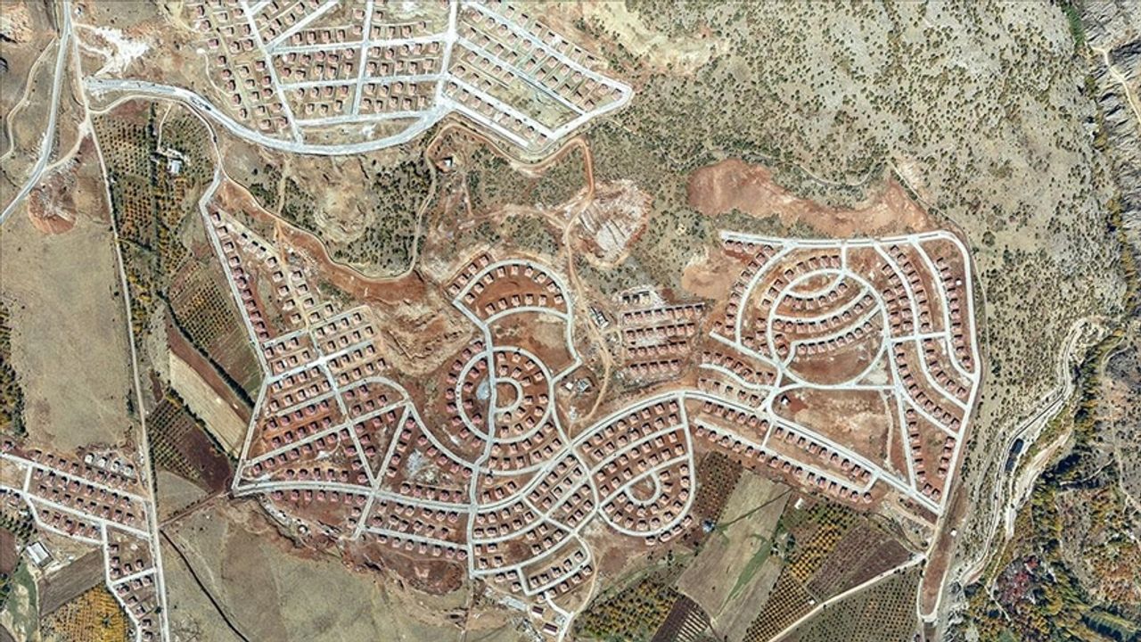 Deprem bölgesinin en büyük köy konutu projesinde sona yaklaşıldı