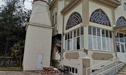 Depremde hasar alan minareler kontrollü olarak yıkılıyor