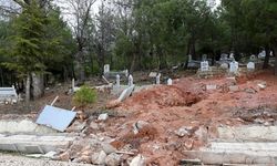 Depremler mezarlıklarda da hasara neden oldu