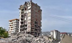 Ebrar Sitesi’nde ağır hasar alan binalar kontrollü şekilde yıkılıyor