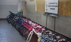 Depremzede yetim çocuklara bisiklet hediye edildi