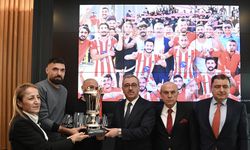 İstiklal Spor’un Şampiyonluk Kupası Güngör’ün Ellerinde Yükseldi