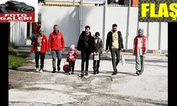 Ebeveynlerini kaybeden 3 kardeş, Suriye'deki dedelerine teslim edildi