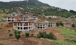 Kaya düşmesi nedeniyle taşınan köyün deprem konutları hızla yükseliyor