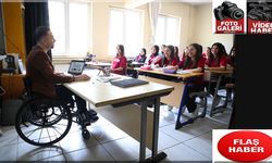Bedensel engelli öğretmenin kurduğu iletişim derse ilgiyi artırdı