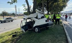 Ağaca çarpan otomobildeki 1 kişi öldü, 1 kişi ağır yaralandı