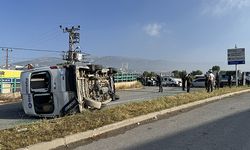 İşçi Servisi İle Otomobil Çarpıştı: 12 Kişi Yaralandı