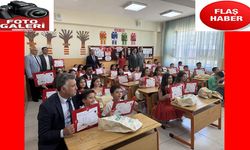 Deprem bölgesinde öğrenciler karnelerini aldı