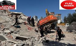 Ağır hasarlı bina yıkılırken iş makinesinin üzerine devrildi