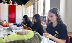 Meslek lisesi öğrencileri, çocuklara sarılabilecekleri oyuncaklar üretiyor