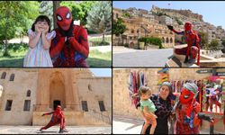 Türkiye'yi gezen "Örümcek Adam" Mardin'de