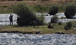 Debisi yükselen nehirde mahsur kalan 3 çocuğu AFAD ekibi kurtardı